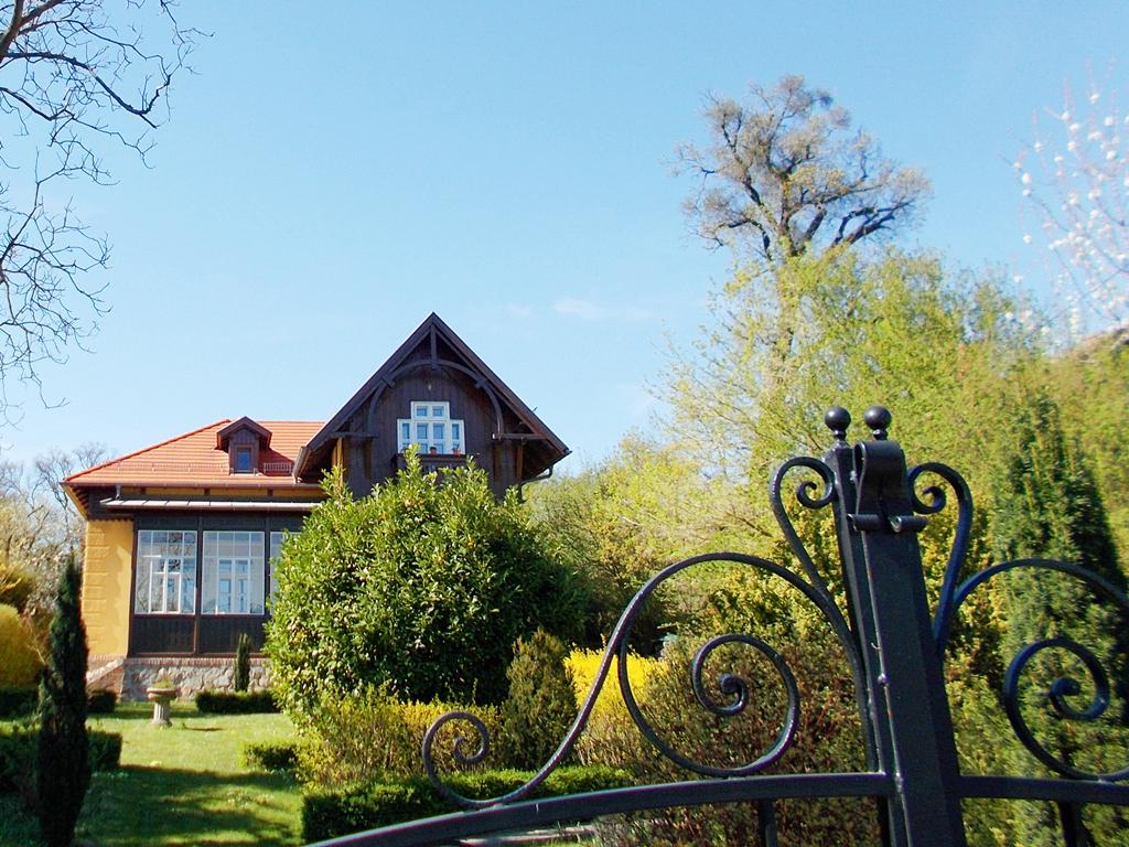 Soproni Lővérek a XIX. századi Villa sorral és élősövényes labirintusával