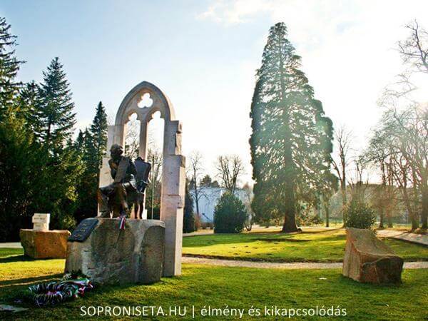 A soproni Erzsébet-kert a helyiek kedvenc pihenőparkja. Kerékpárral is körbejárhatjuk.