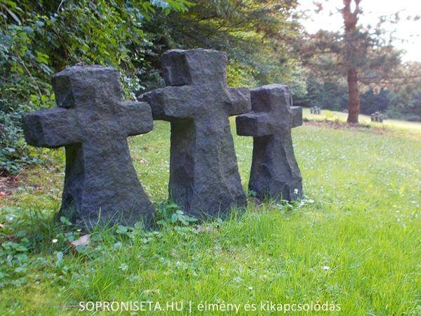 I. és II. világháborúban elhunyt katonák sírhelyei a sopronbánfalvai katonai temetőben.