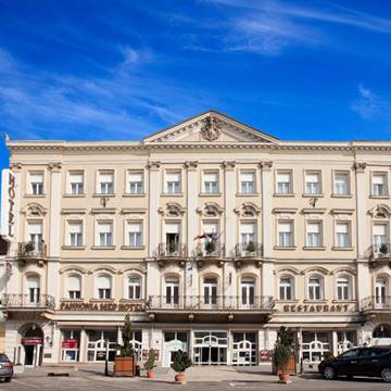 Kerékpárkölcsönzés Sopron belvárosában - Hotel Pannónia recepció